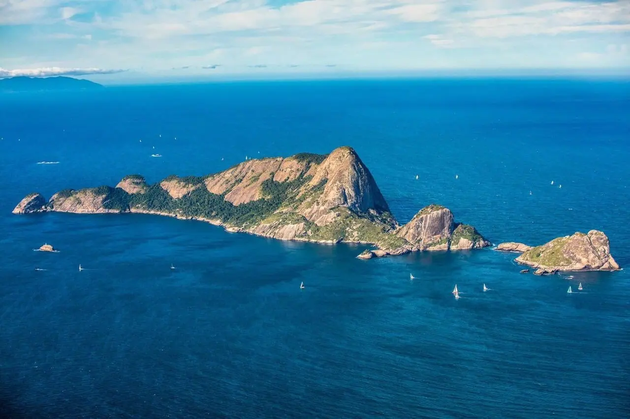 Vista aérea do arquipélago de Alcatrazes em mar azul
