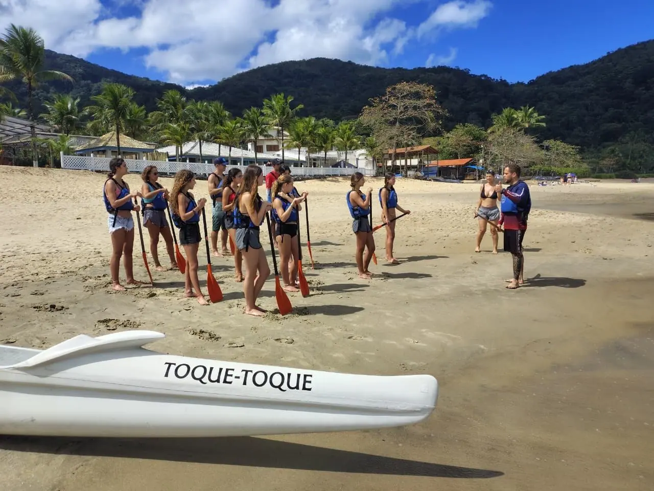 Aquecimento e aula na areia antes do passeio de canoa havaiana em Toque-Toque Pequeno