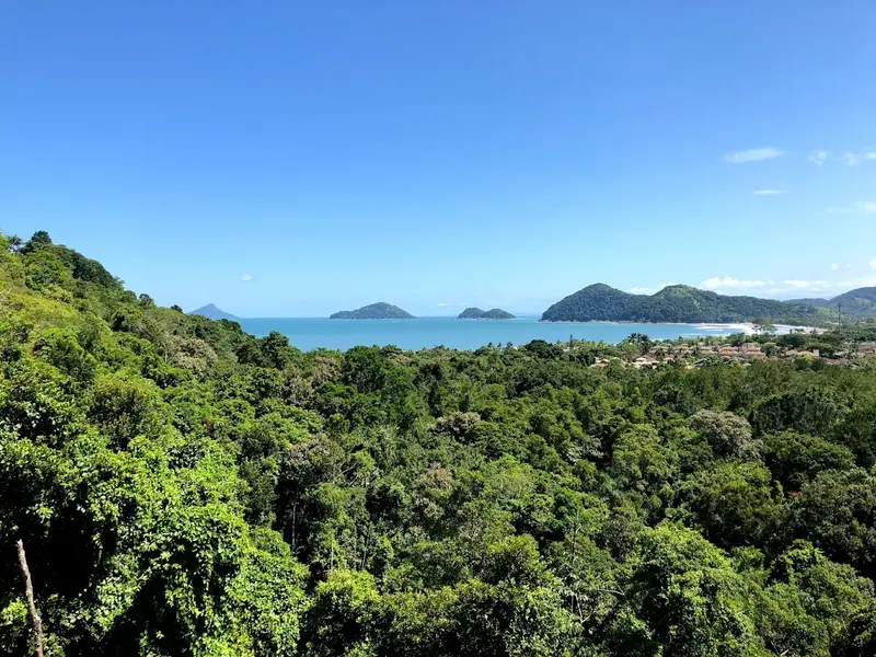 Vista do alto da mata de Camburi para a Praia da Baleia, com as ilhas e os morros da Costa Sul