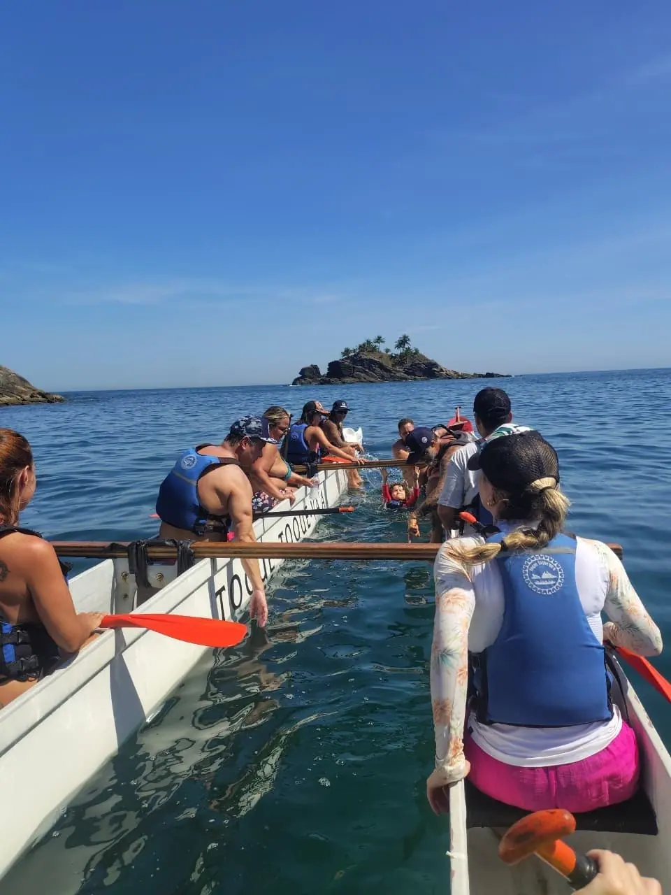 Canoa havaiana diante de uma pequena ilha da Costa Sul de São Sebastião