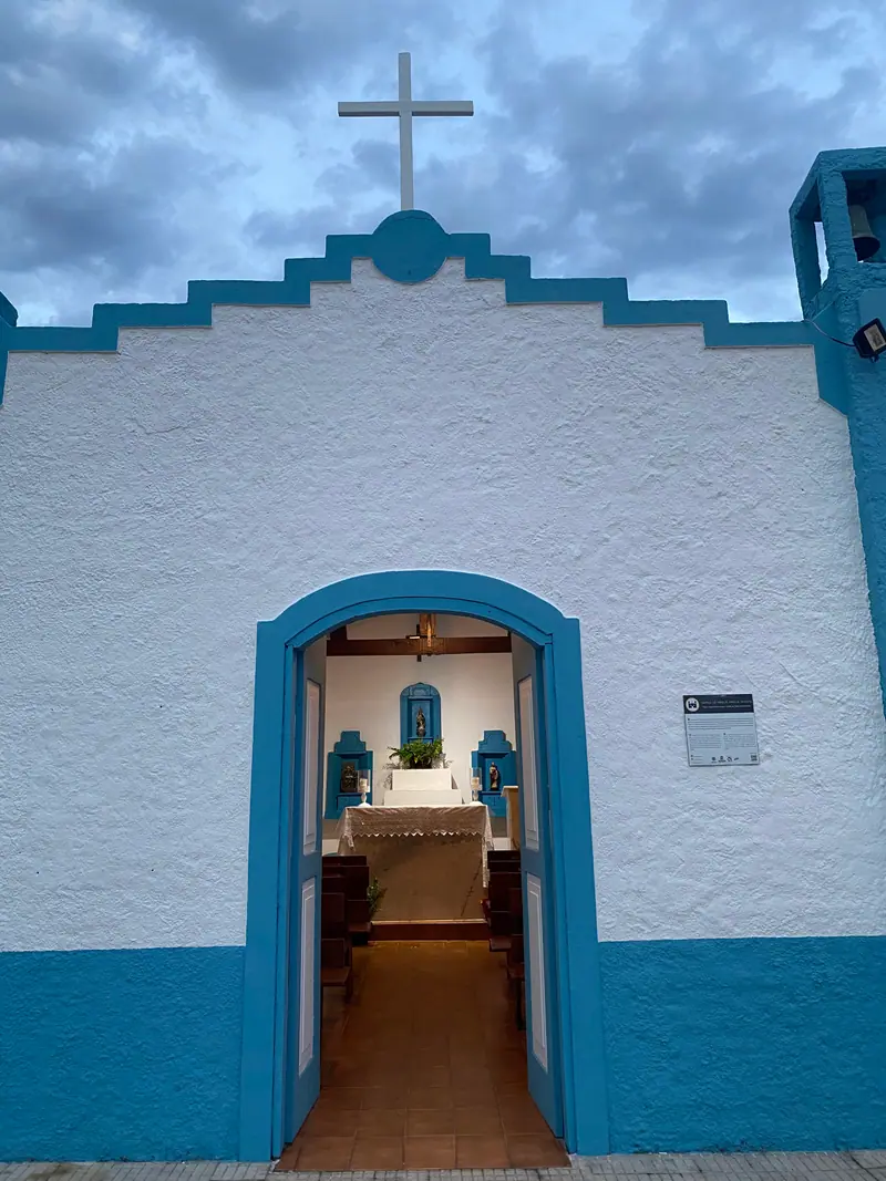 Fachada branca e azul da capela de Toque-Toque Grande