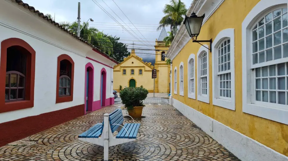 Casarões históricos no Centro de São Sebastião, perto da Casa da Cultura