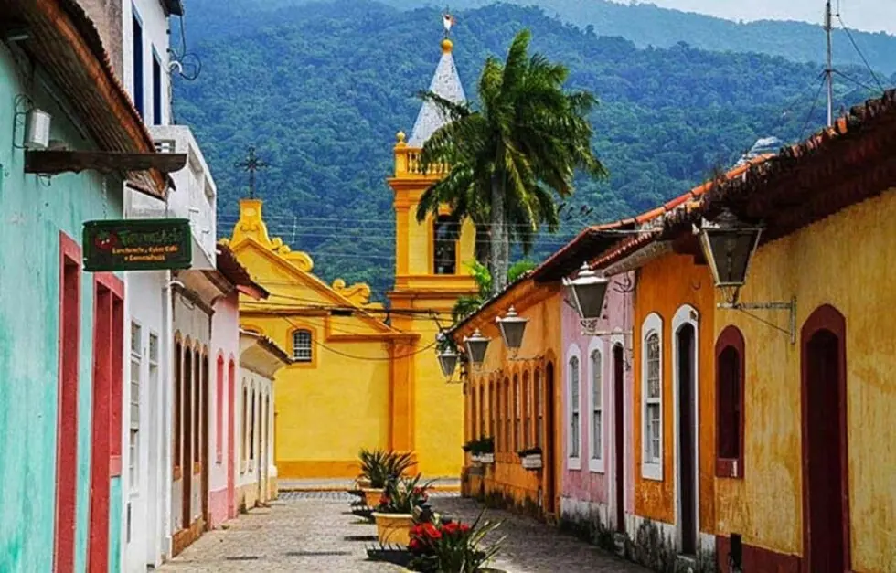 Rua do Centro Histórico de São Sebastião com casarões coloridos e a Igreja Matriz