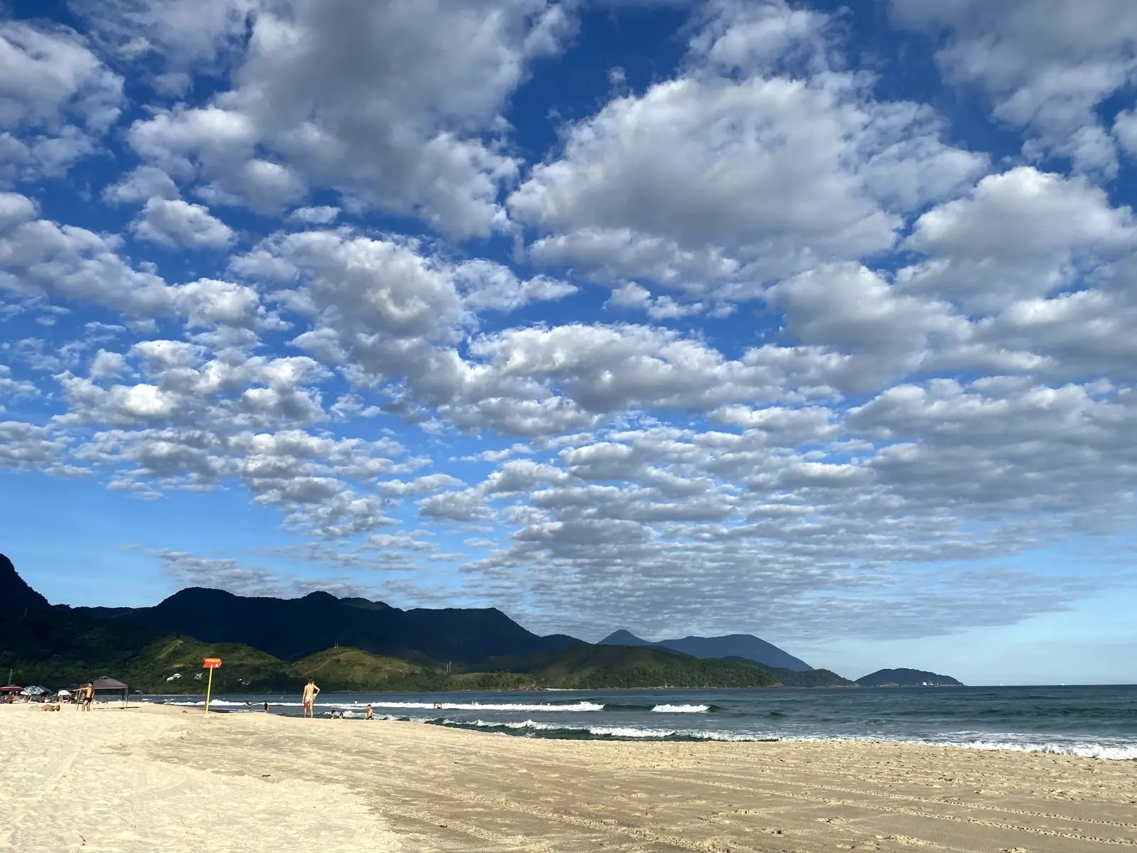 Céu de nuvens sobre a Praia de Santiago e a linha de montanhas da Costa Sul