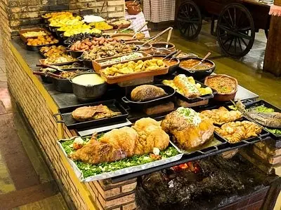 Buffet de comida caseira no fogão a lenha em parada da Rodovia dos Tamoios