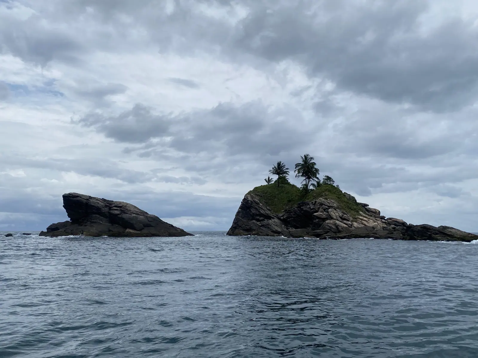 Rochedos e coqueiros da Ilha do Aparas vistos do mar