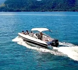 Lancha de passeio navegando no litoral norte de São Paulo