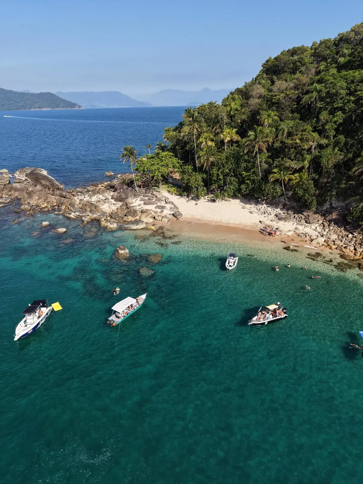 Lanchas paradas diante de uma praia de ilha do litoral norte