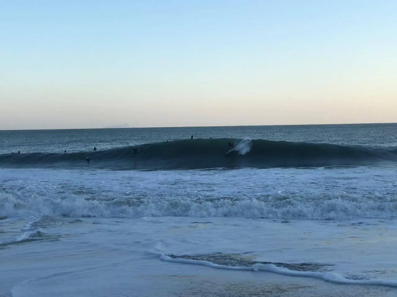 Ondas fortes quebrando junto à areia na praia de tombo de Paúba