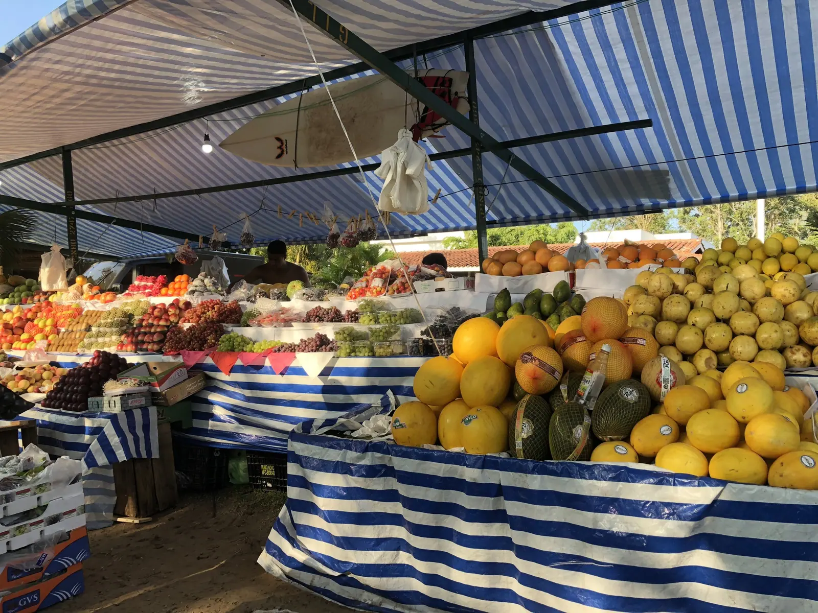 Banca de frutas com toldo listrado em Maresias