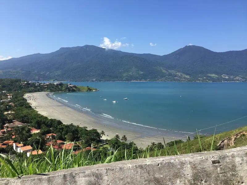 Vista do Mirante de Barequeçaba, com a praia em curva e Ilhabela ao fundo
