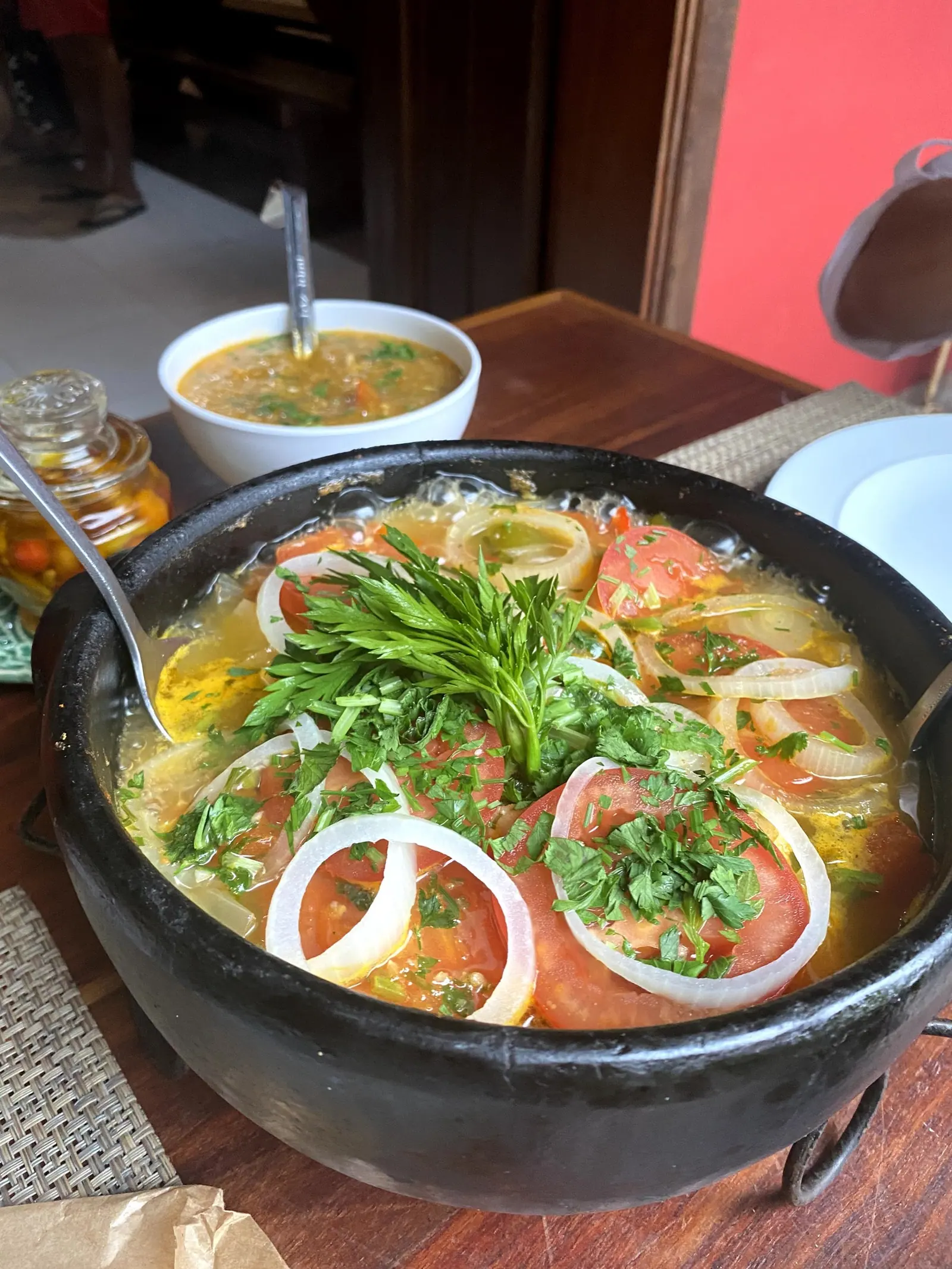 Moqueca na panela de barro servida no restaurante Pimenta de Cheiro, em Toque-Toque Pequeno