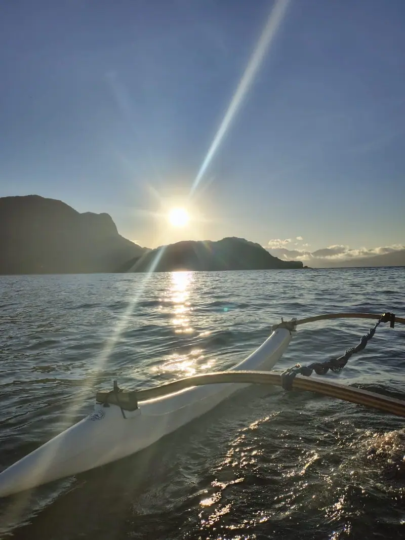 Nascer do sol sobre o mar visto da canoa havaiana
