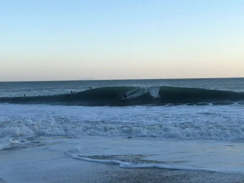 Onda fechando na beira da Praia de Paúba no fim da tarde