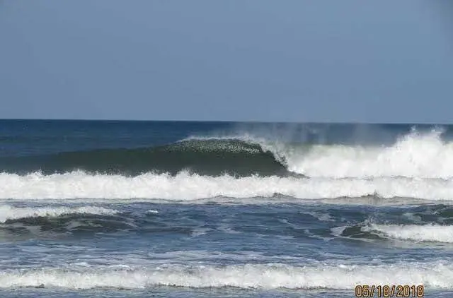 Série de ondas quebrando em Maresias em dia de ondulação forte