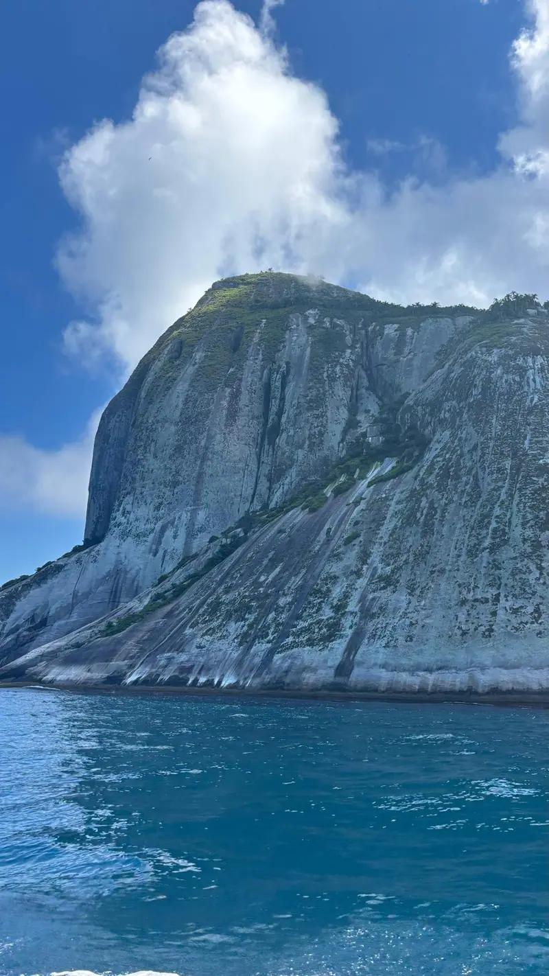 Paredão de granito de uma ilha oceânica visto do barco