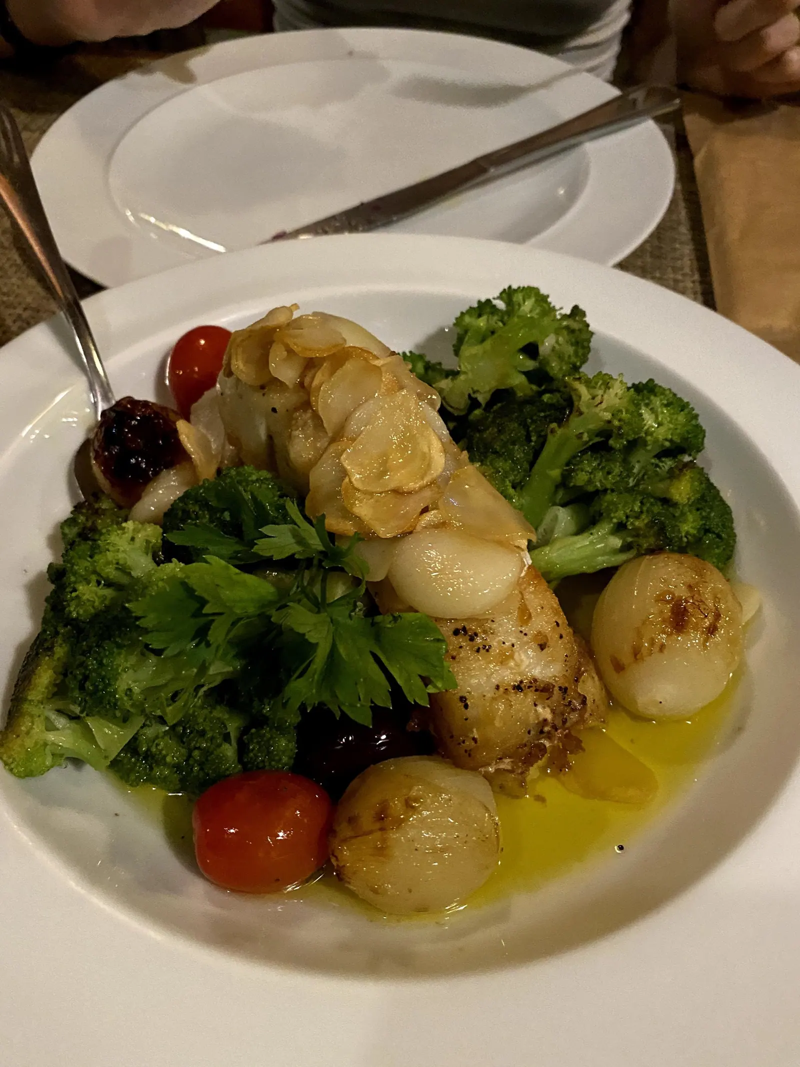 Peixe grelhado com brócolis, cebolinhas e tomate no azeite, no restaurante Pimenta de Cheiro