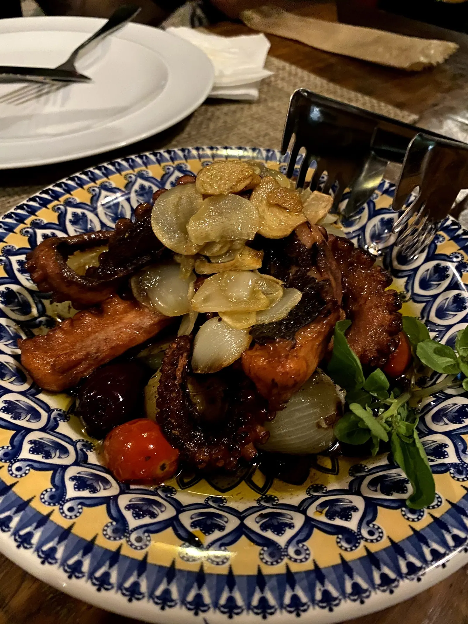 Polvo grelhado com alho laminado, cebolinhas e tomate no restaurante Pimenta de Cheiro