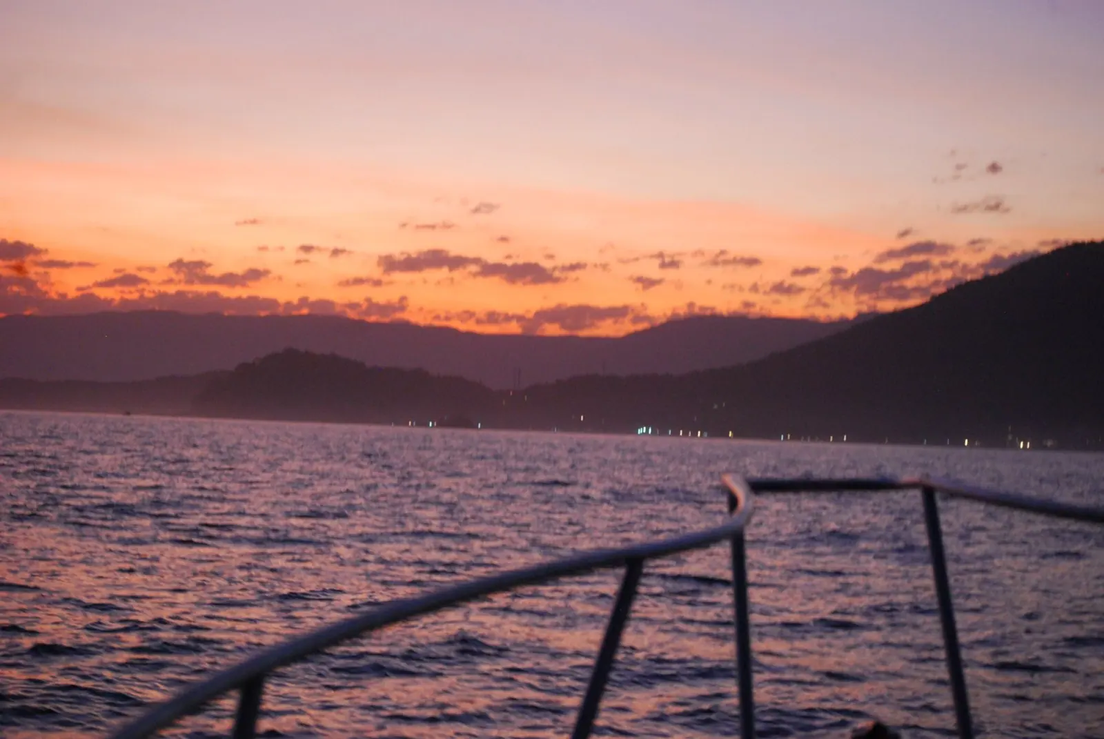 Pôr do sol sobre a serra visto a bordo da lancha