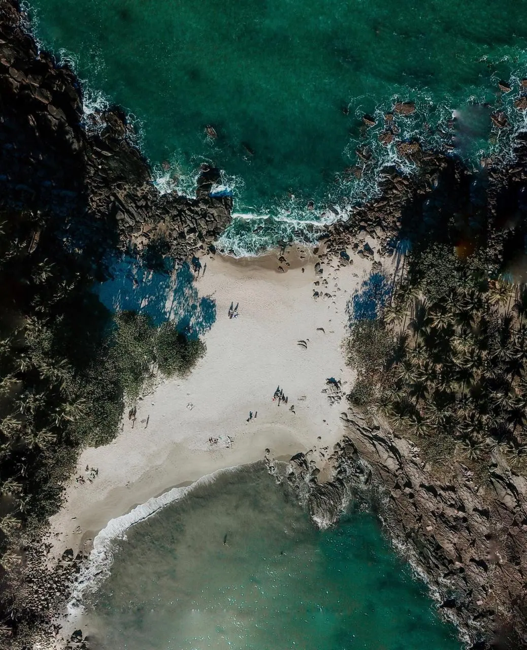 Vista aérea da península de Calhetas, com as duas faixas de areia entre os costões