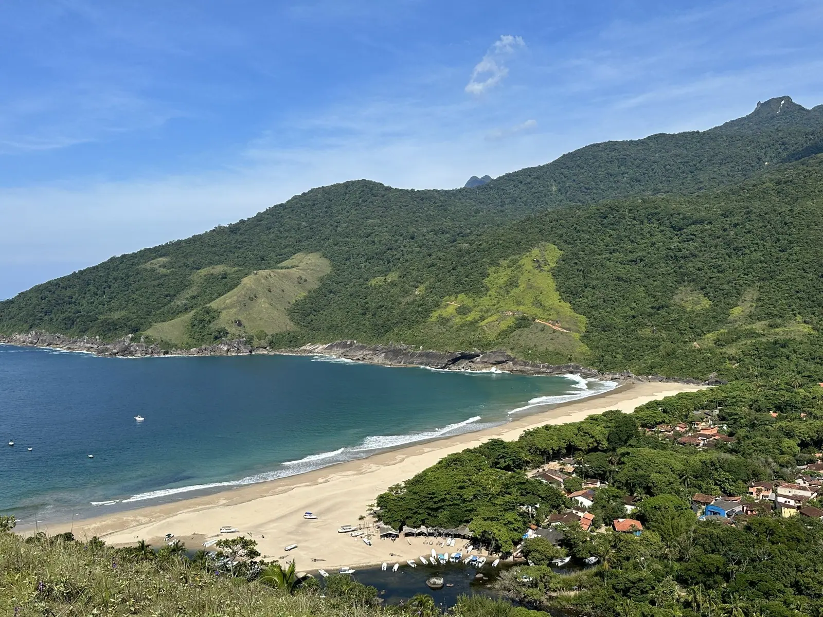 Praia do Bonete, em Ilhabela, vista do alto da trilha, entre morros de Mata Atlântica