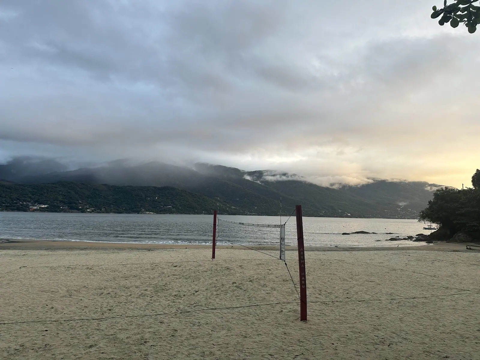 Rede de vôlei na Praia Preta, em São Sebastião, de frente para o mar calmo do canal e para Ilhabela