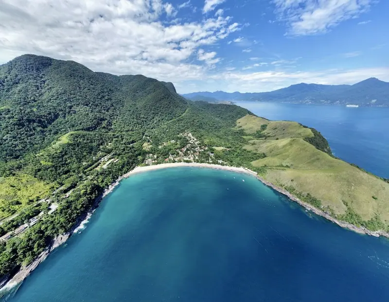 Vista aérea panorâmica da enseada de Toque-Toque Grande, com a Mata Atlântica e o canal de São Sebastião ao fundo