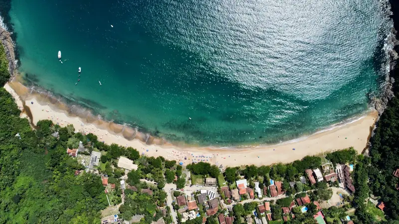 Enseada de Toque-Toque Grande vista de cima, com a faixa de areia em curva e o mar verde-azulado