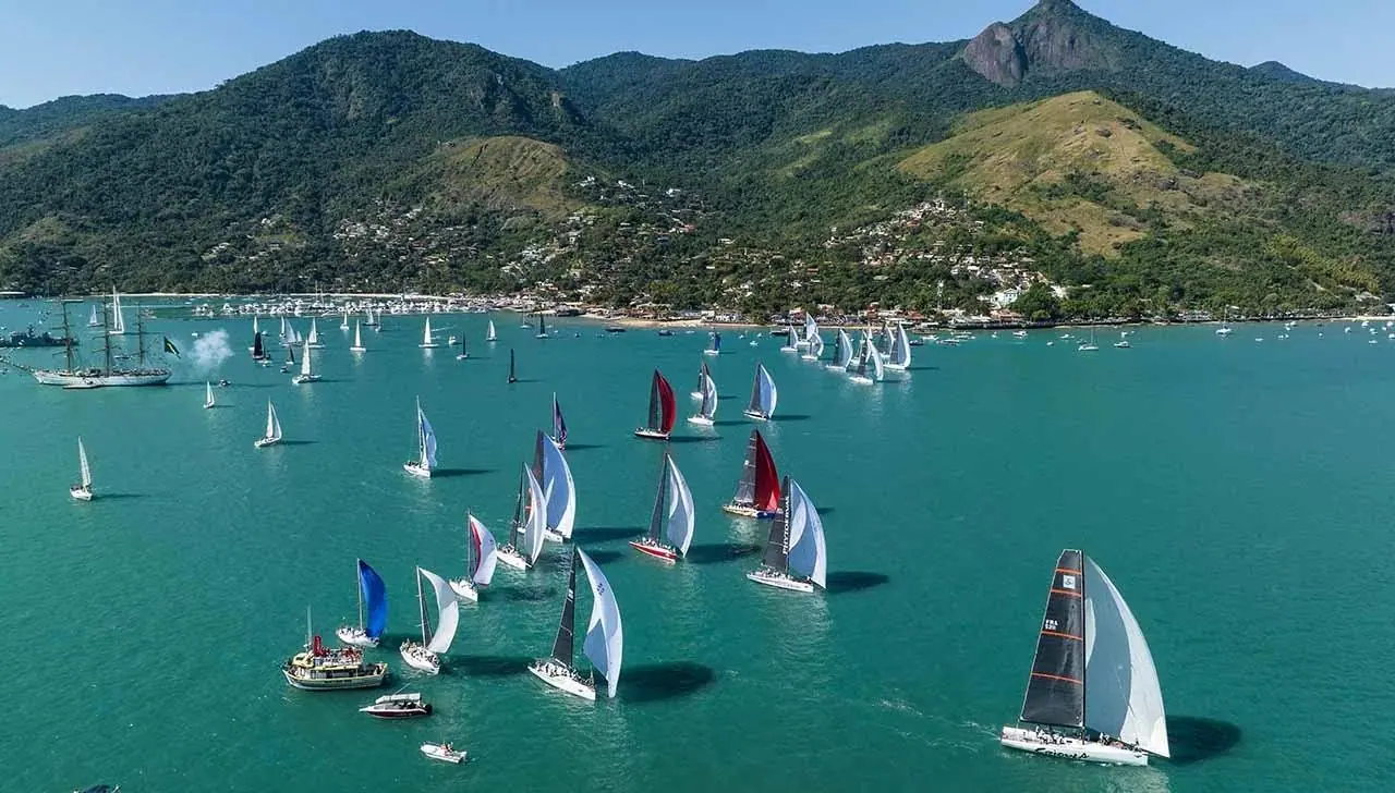 Veleiros da Semana Internacional de Vela no Canal de São Sebastião, com Ilhabela ao fundo