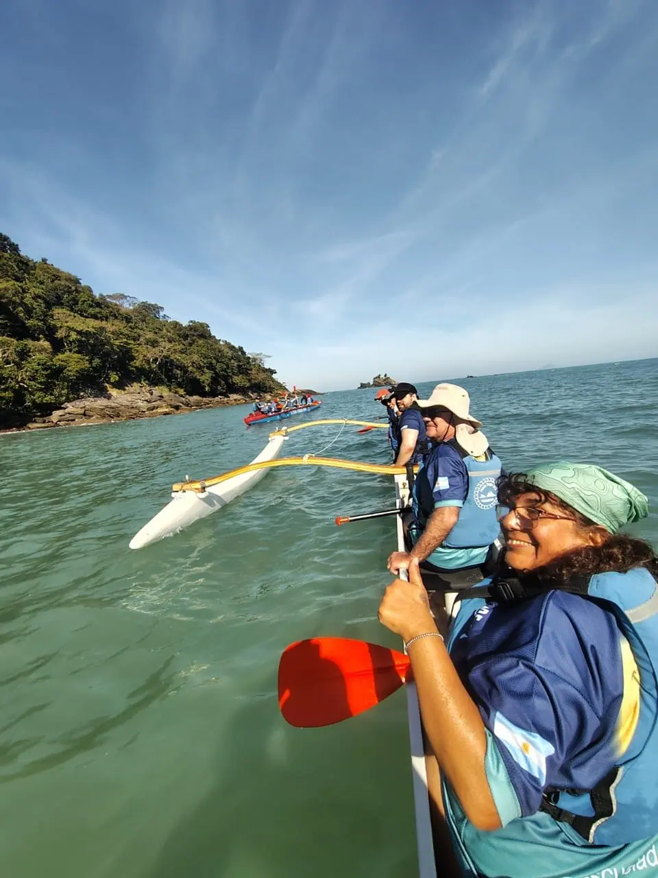 Remadora de chapéu sorrindo durante o passeio de canoa havaiana