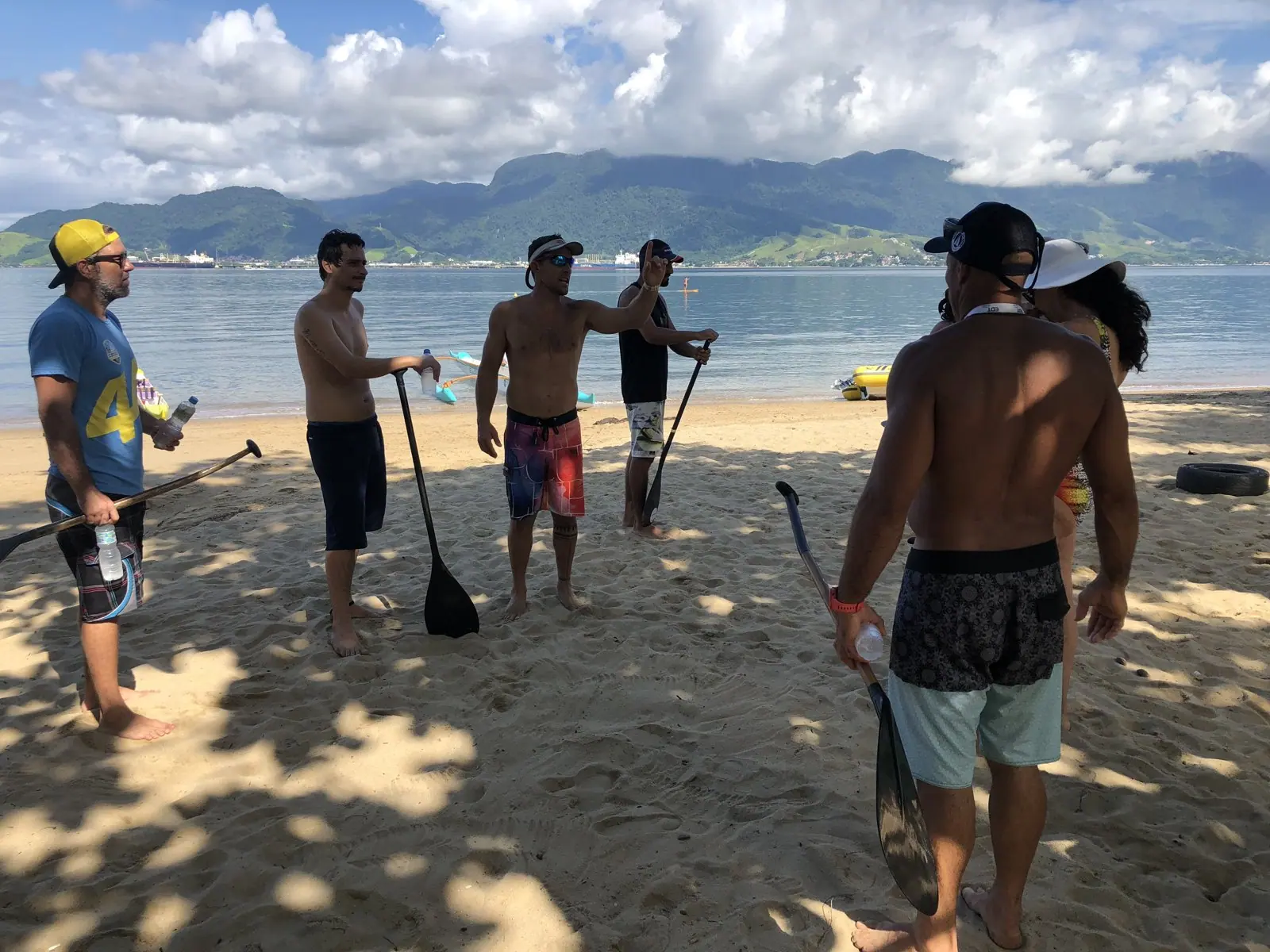 Remadores com remos na praia em Ilhabela antes da saída