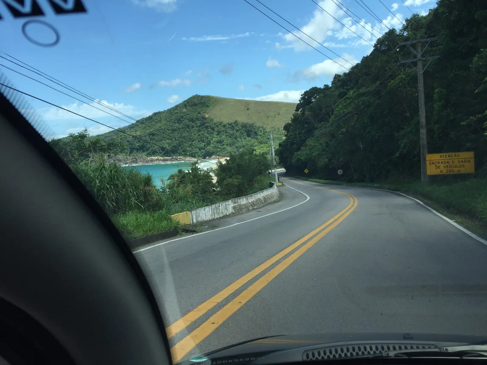 Curvas da Rodovia Rio-Santos entre a mata e o mar, a caminho de Toque-Toque Pequeno