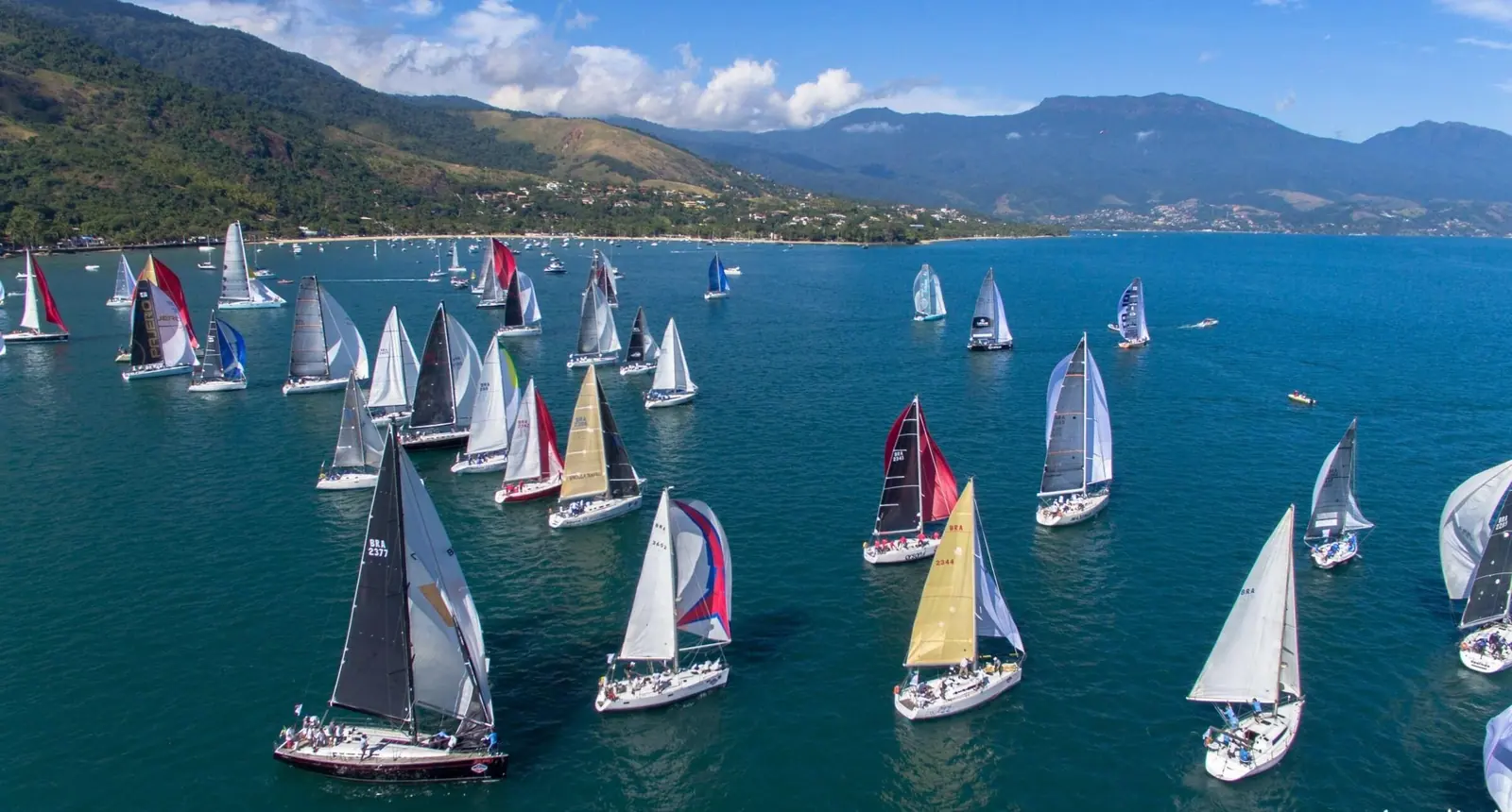 Dezenas de veleiros na regata da Semana Internacional de Vela de Ilhabela