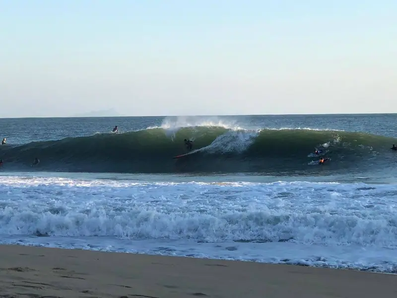 Sequência de ondas tubulares quebrando em Paúba