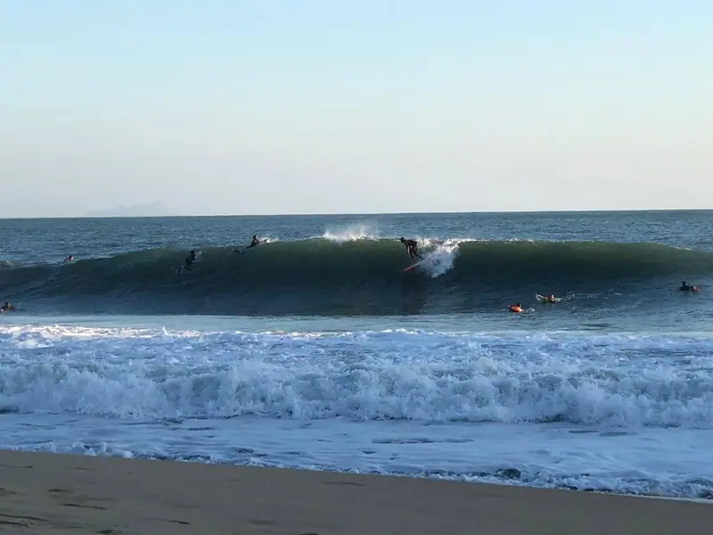 Surfista dropando uma onda tubular em Paúba