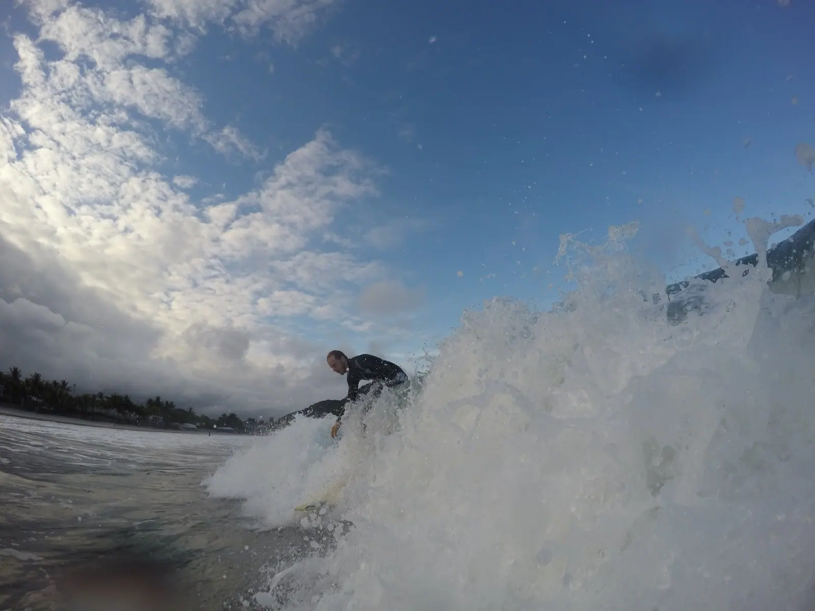 Surfista descendo uma onda na Praia da Baleia, em São Sebastião