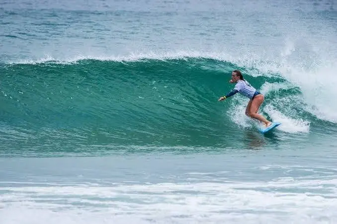 Surfista dentro do tubo em uma onda verde de Maresias