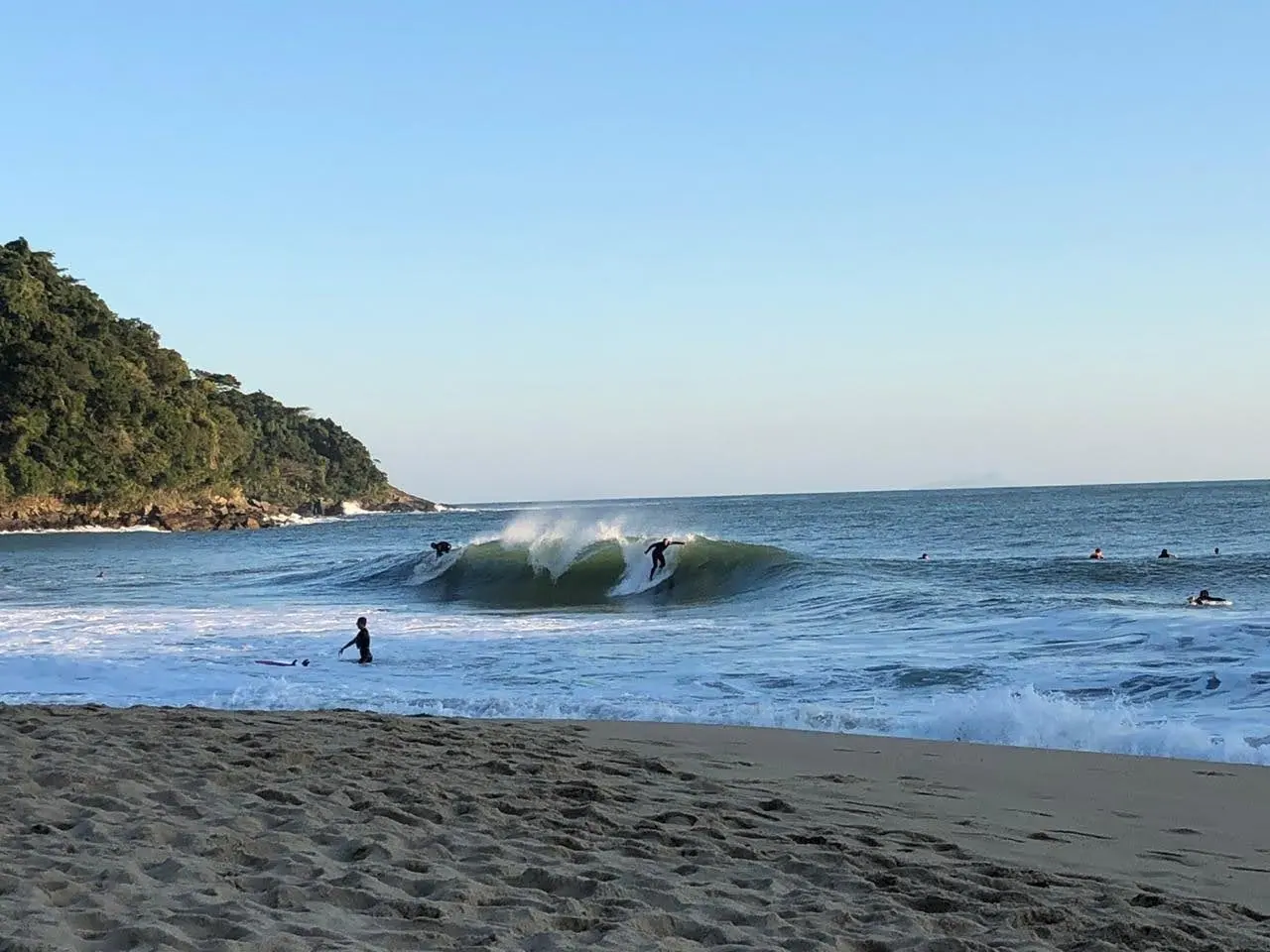 Surfistas no pico de Paúba em dia de ondas tubulares