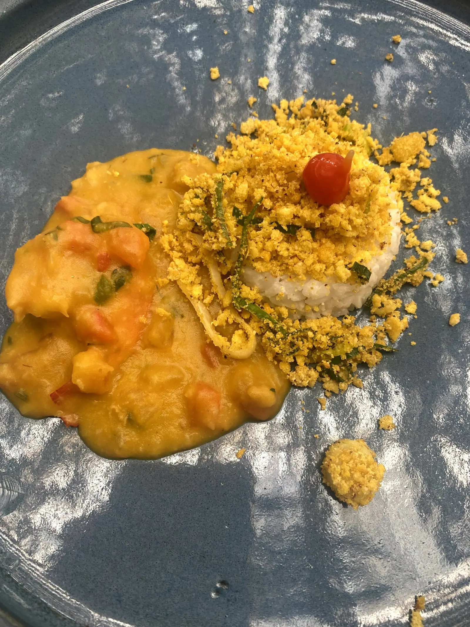 Prato de camarão em molho amarelo com arroz e farofa de ovo no Taioba