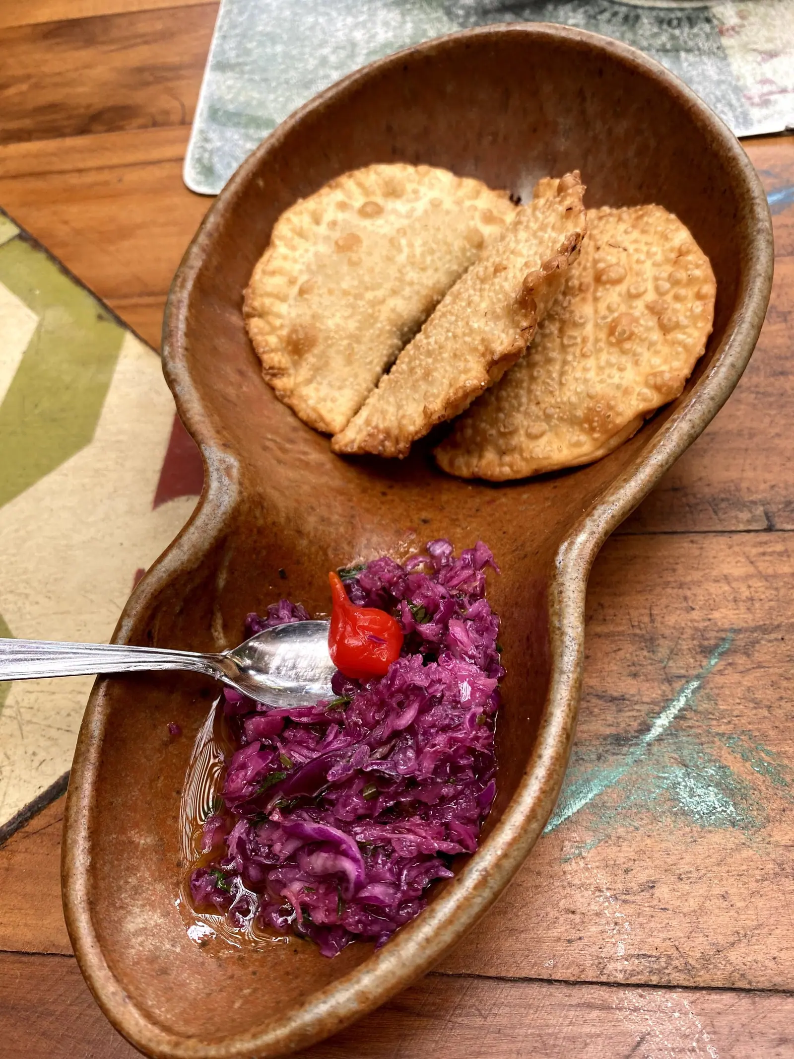 Pastéis fritos com salada de repolho roxo e pimenta no Taioba
