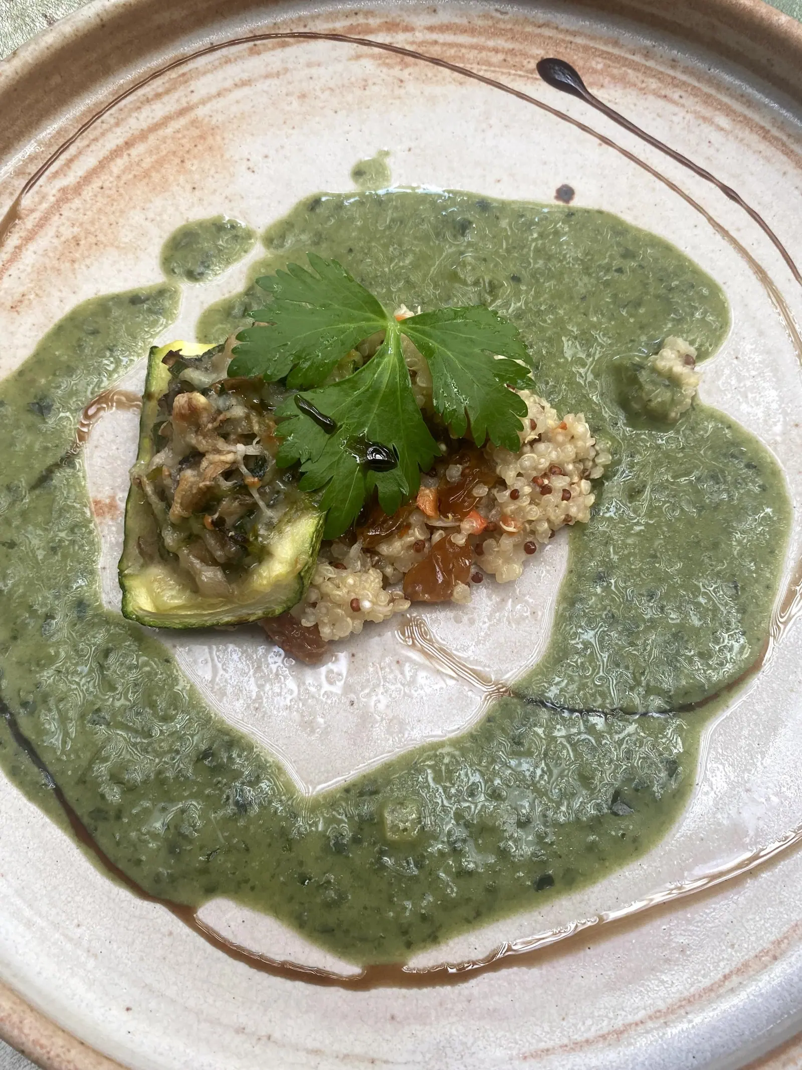 Peixe com quinoa e molho verde, finalizado com coentro, no Taioba