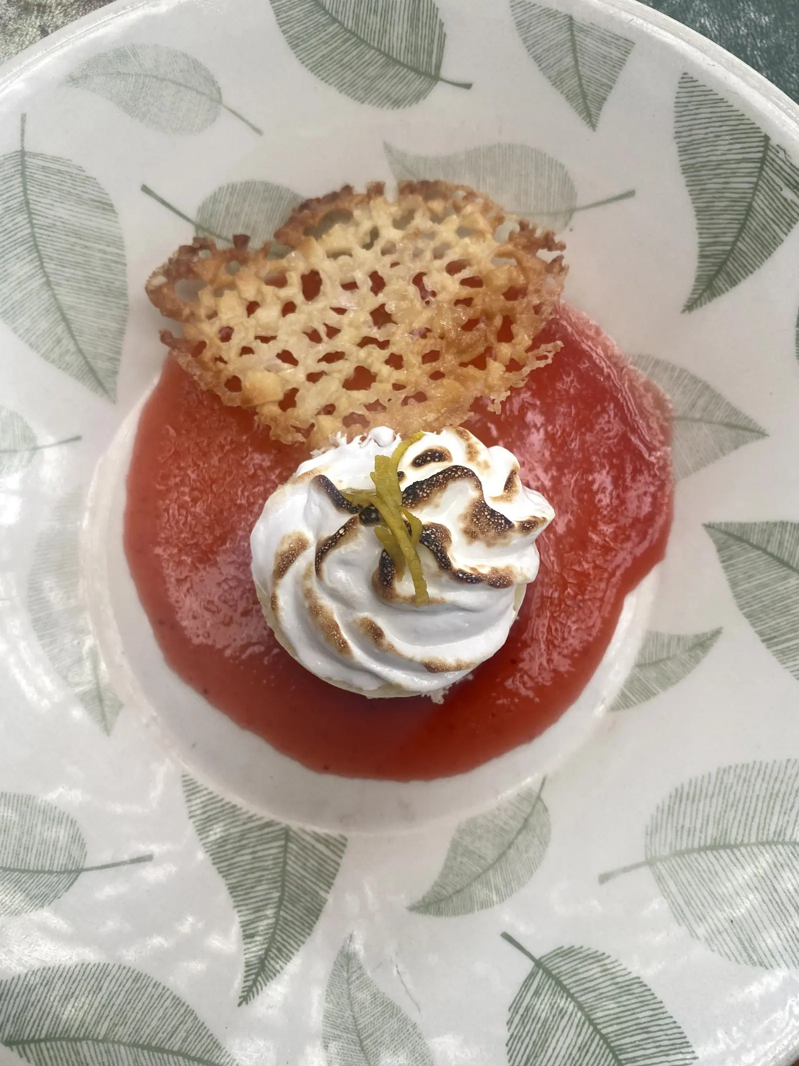 Sobremesa com calda vermelha, suspiro maçaricado e tuile no Taioba
