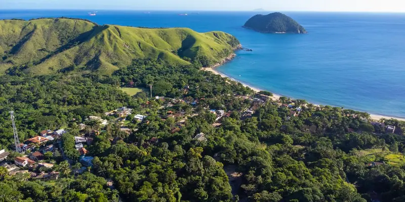 Vista aérea de Toque-Toque Grande com a ilha em frente à praia