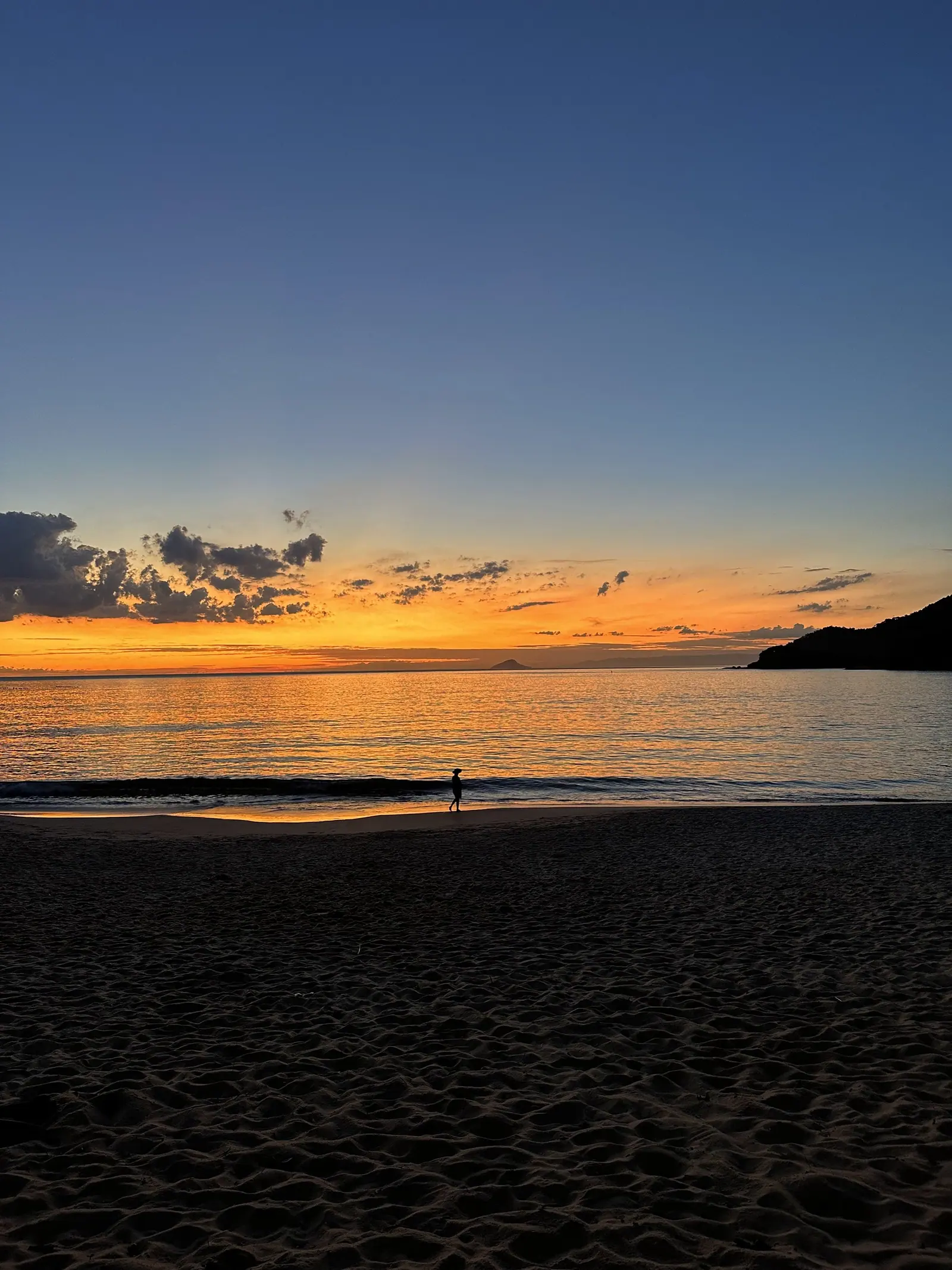 Areia de Toque-Toque Grande ao anoitecer, com o céu ainda alaranjado