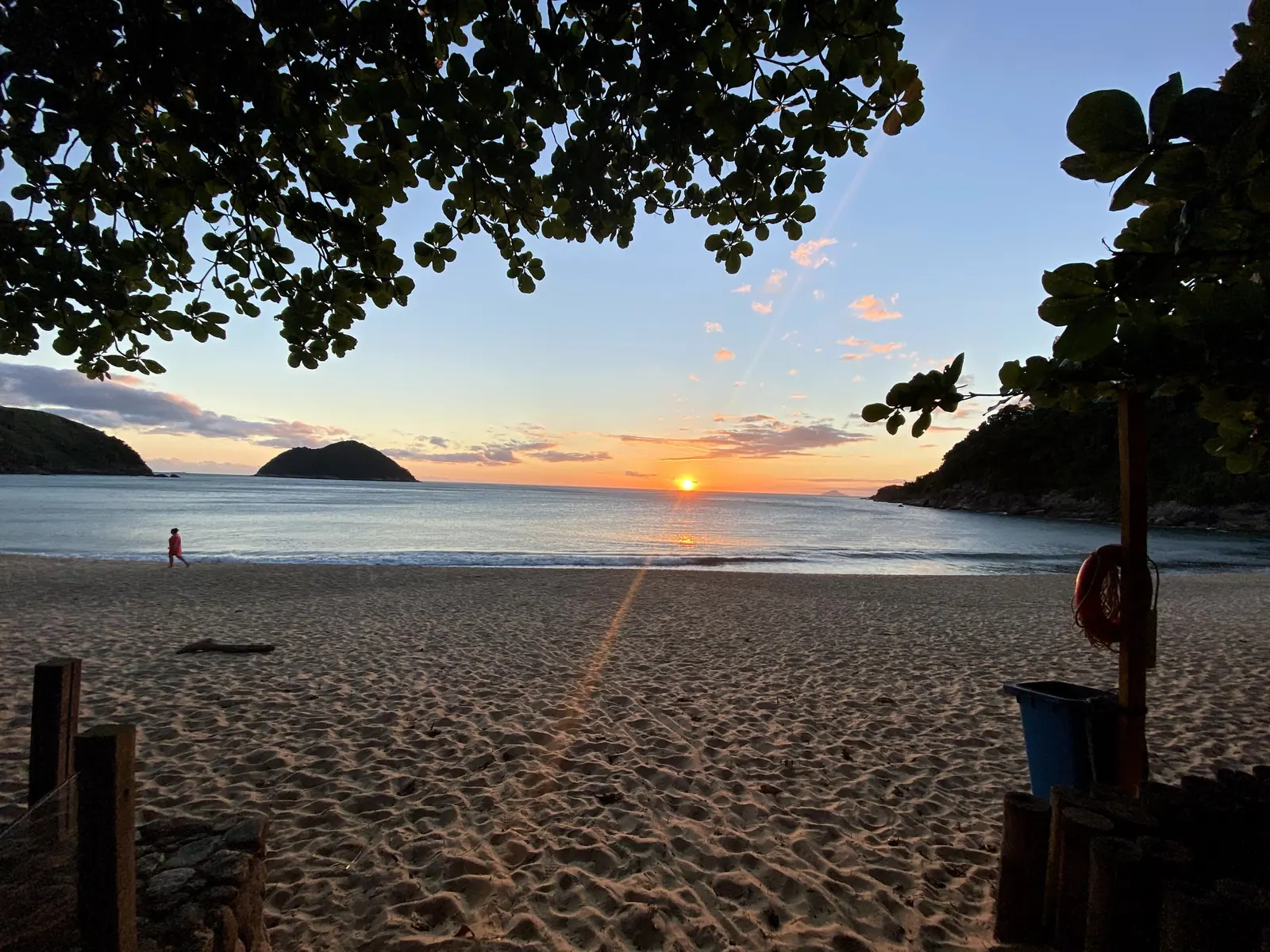 Areia de Toque-Toque Grande com boia salva-vidas e o sol se pondo