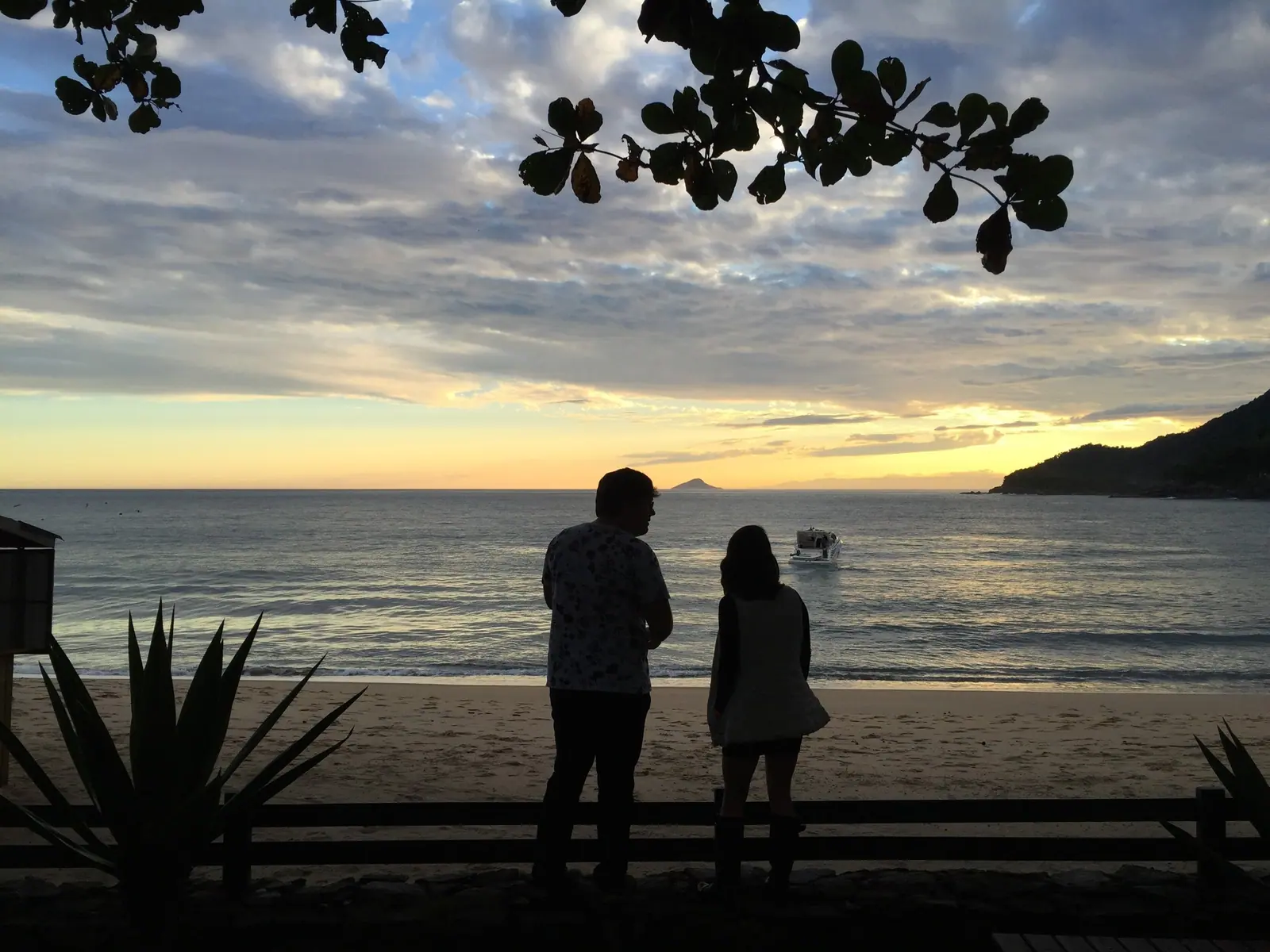 Casal em silhueta assistindo ao pôr do sol em Toque-Toque Grande