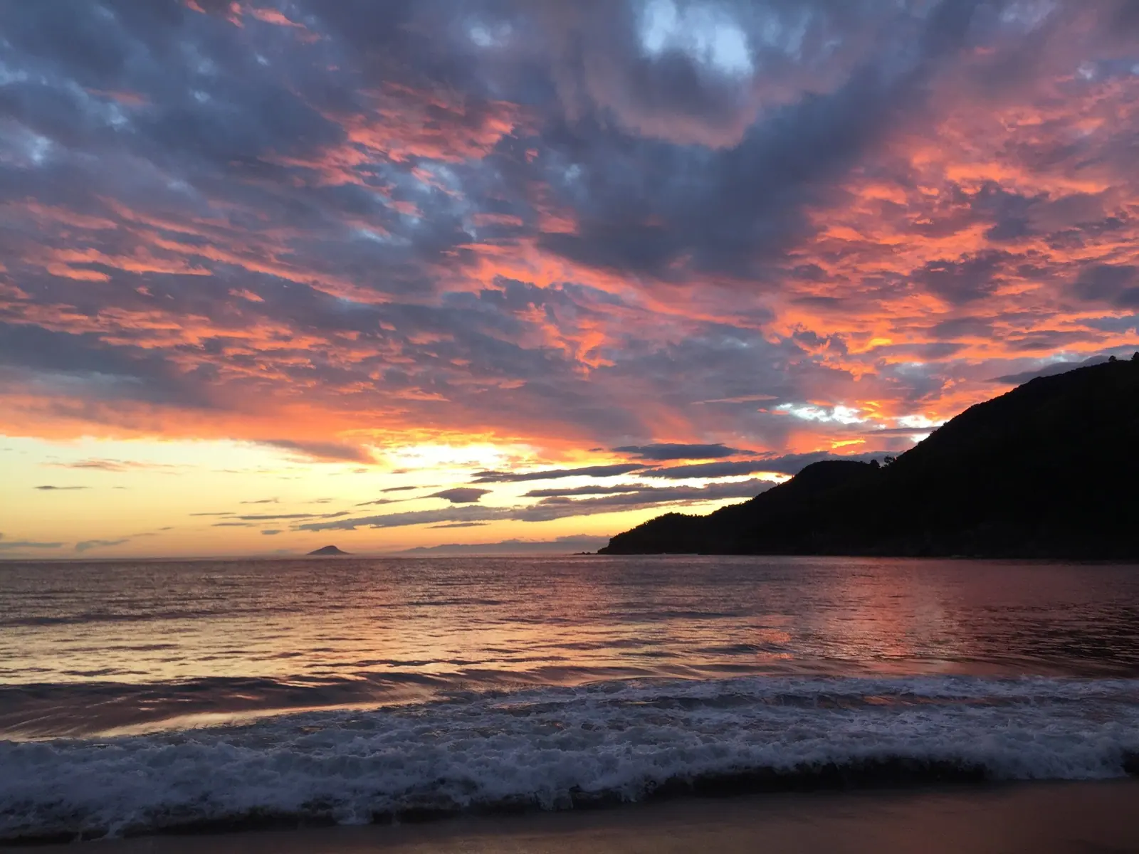 Céu rosa e laranja sobre o costão de Toque-Toque Grande