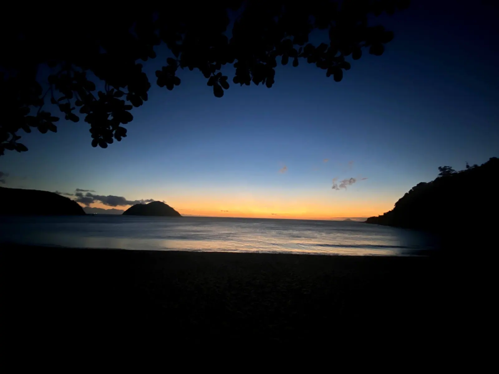 Crepúsculo azul em Toque-Toque Grande, com a ilha e o costão em silhueta