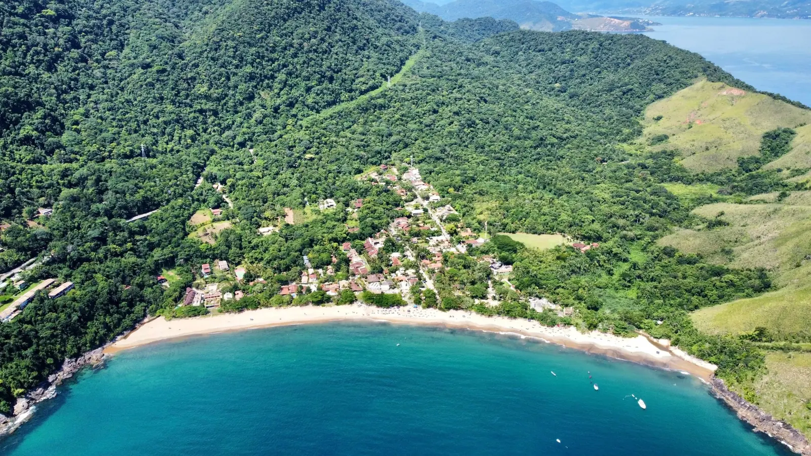 Enseada de Toque-Toque Grande vista de drone, com a vila, a mata e Ilhabela no horizonte