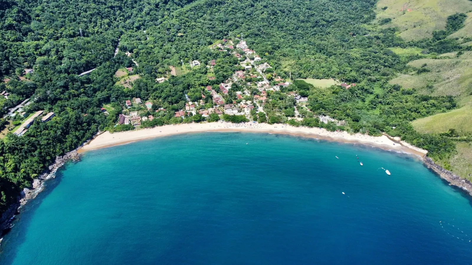 Vista aérea da enseada de Toque-Toque Grande com a vila entre a Mata Atlântica e o mar